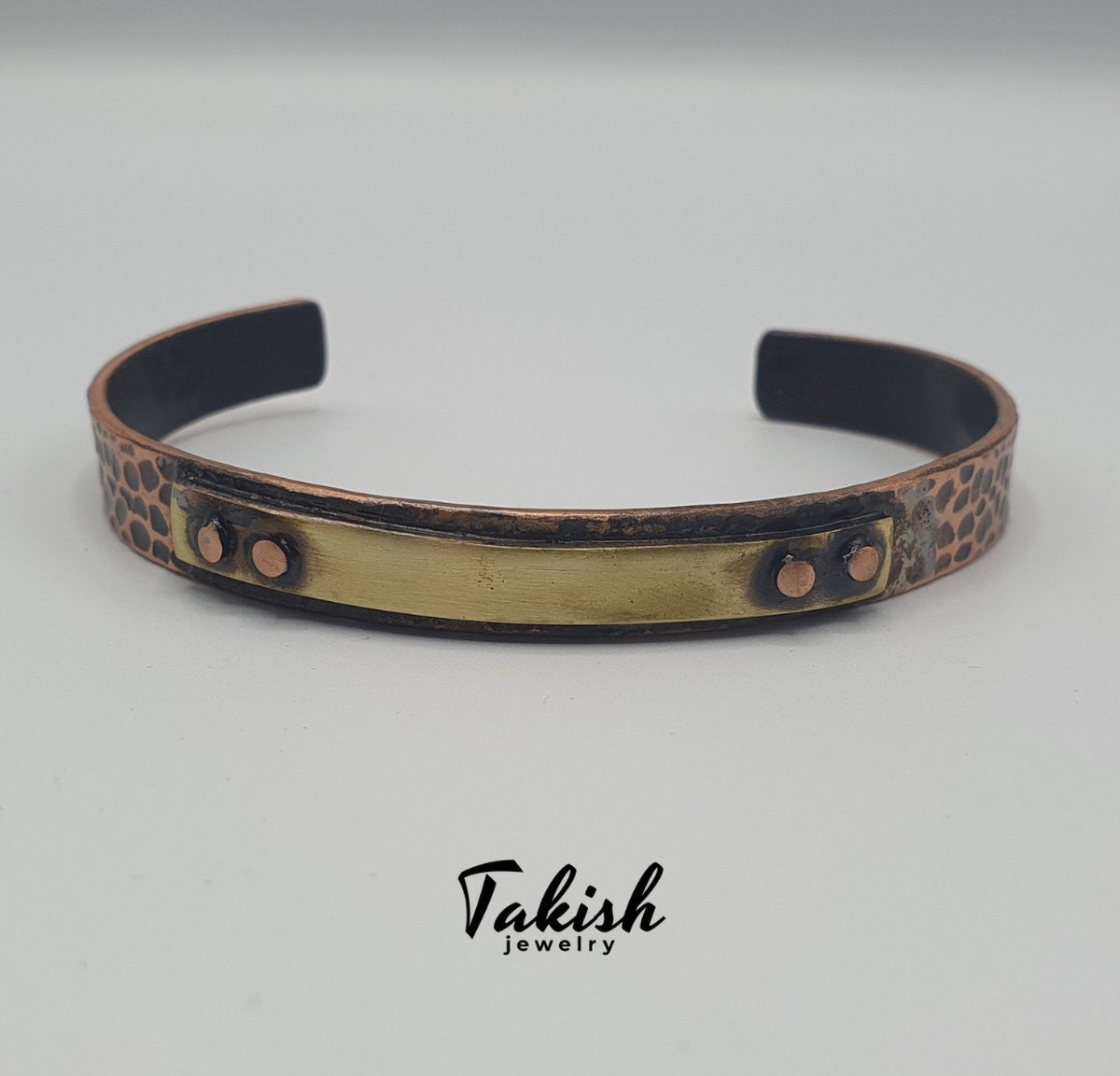Uniek ,Handgemaakte Koperen Armband met Vintage Touch en Koperen Klinknagels - Een Etnisch, Natuurlijk Ontwerp, 100% Koper, Robuust met Gepolijste Band en Patina Finish, Gehamerd Patroon, Helende Eigenschappen, Unisex,