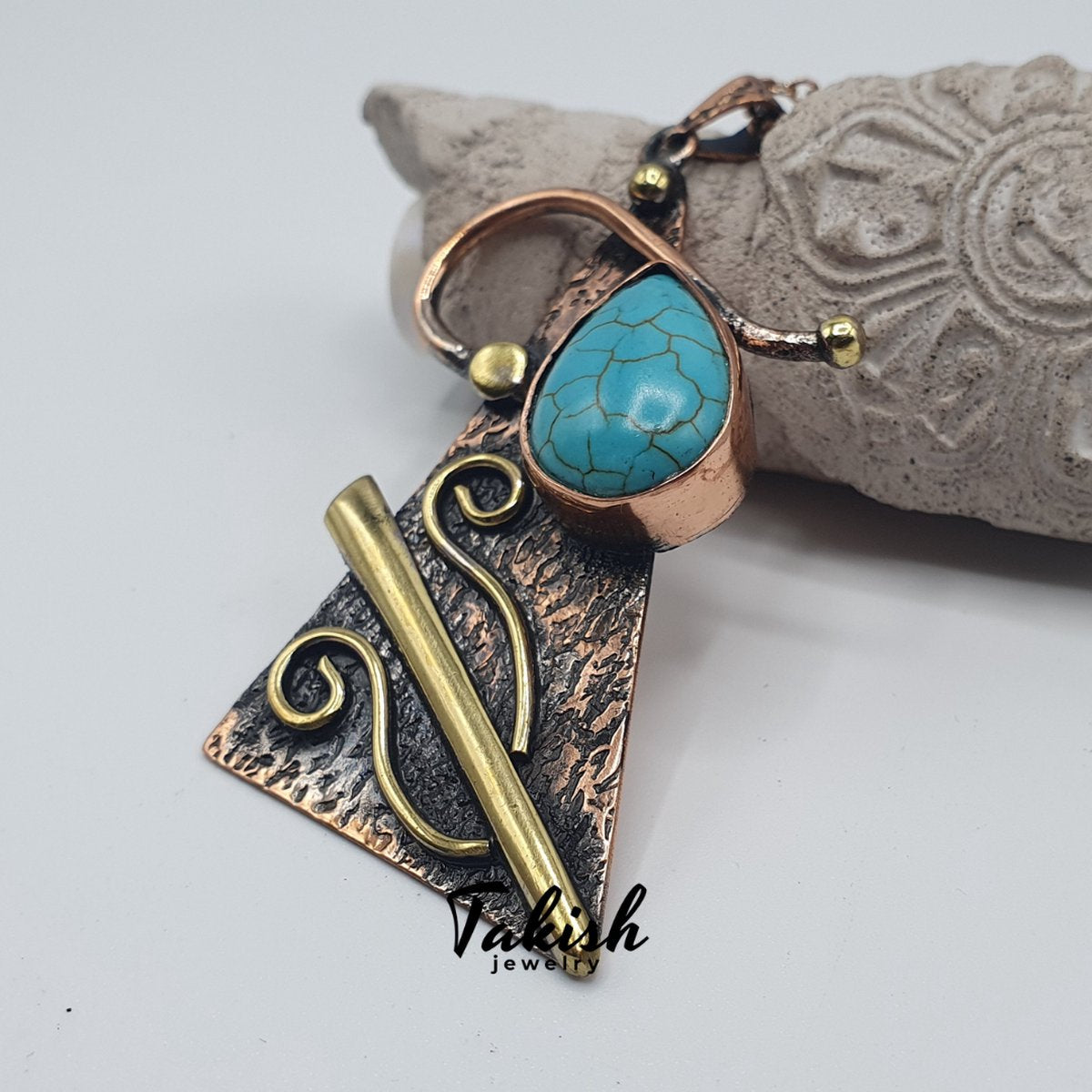 Elegante Koperen Halsketting 50cm met Turquoise Steen, Kunstzinnig Handwerk, 16g - Abstracte Compositie, 6.5cm Hanger, Fijne Schakels, 6mm Dikte, Messing Accenten, Gebarsten Uiterlijk