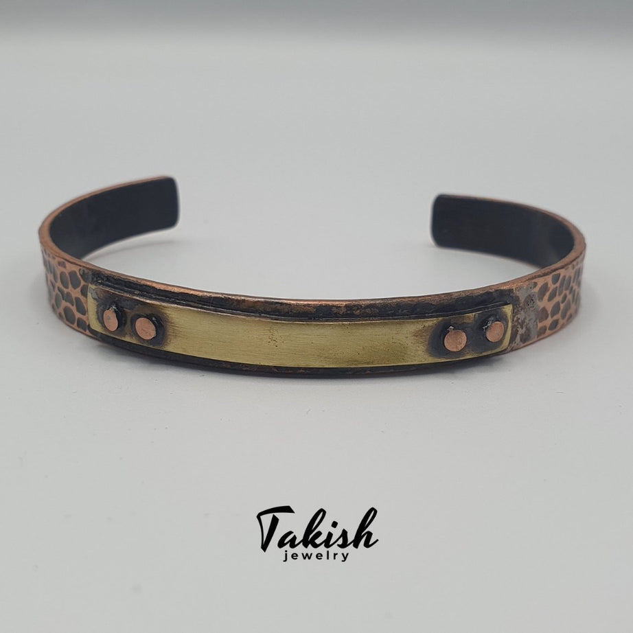 Uniek ,Handgemaakte Koperen Armband met Vintage Touch en Koperen Klinknagels - Een Etnisch, Natuurlijk Ontwerp, 100% Koper, Robuust met Gepolijste Band en Patina Finish,  Gehamerd Patroon, Helende Eigenschappen, Unisex,