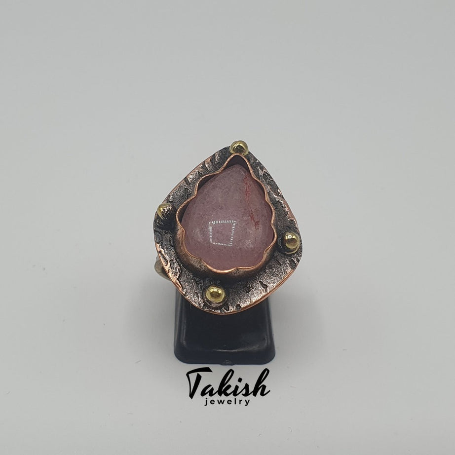 Handgemaakte Koperen Ring met Roze Kwarts Steen, 3cm Diameter, Lichtgewicht 10g, Elegante Messing Details, Natuurlijke Vorm, Uniek Patroon, Open Uiteinde voor Elke Maat, Subtiele Glans, Ambachtelijk Ontwerp