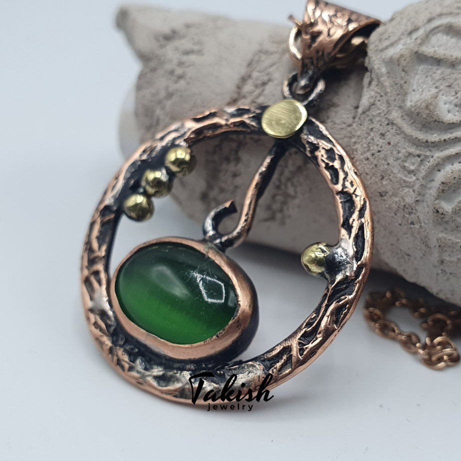 Takish Jewelry Kattenoog Hanger - Groene Steen, Koperen Ketting 50cm, 6mm Dik, 3cm Breedte, Elegant Sieraad, 100% Zuiver Koper, Handbewerkt, Lichtreflectie, Versatile Draagstijl, Uniek Ontwerp