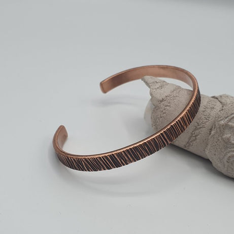 100%Handgemaakte Koperen Armband voor Positieve Energie - Verstelbaar, Therapeutisch, Minimalistisch Ontwerp, Fijn Gegraveerd, Warm Roodbruin, Ontwikkelt Patina, Unisex, Stijlvol & Elegant,  Lengte: 17cm, Dikte: 7mm, Gewicht: 20g