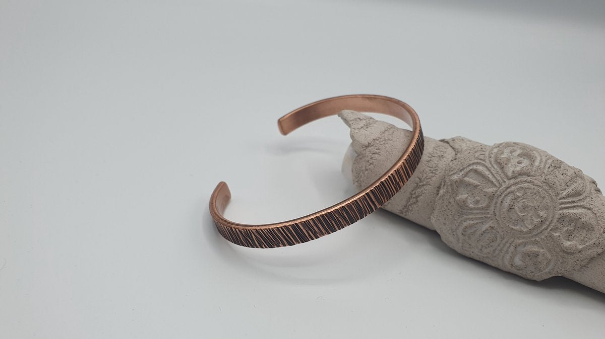 100%Handgemaakte Koperen Armband voor Positieve Energie - Verstelbaar, Therapeutisch, Minimalistisch Ontwerp, Fijn Gegraveerd, Warm Roodbruin, Ontwikkelt Patina, Unisex, Stijlvol & Elegant,  Lengte: 17cm, Dikte: 7mm, Gewicht: 20g