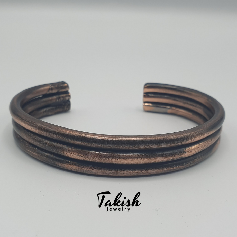 Handgemaakte Koperen Armband - Takish Jewelry | Verstelbare Pasvorm, Patina met Doorleefde Charme | Tijdloze Schoonheid, Uniek Drielaags Effect | Ideaal voor Sieradenliefhebbers, Unisex Ontwerp"