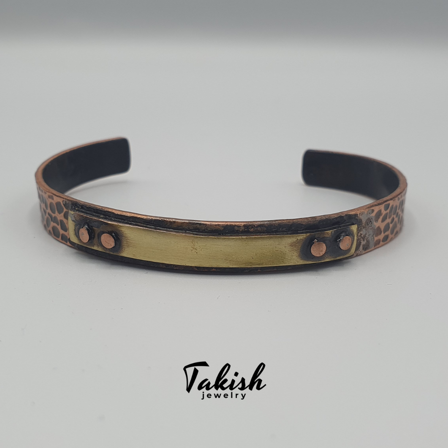 Uniek ,Handgemaakte Koperen Armband met Vintage Touch en Koperen Klinknagels - Een Etnisch, Natuurlijk Ontwerp, 100% Koper, Robuust met Gepolijste Band en Patina Finish,  Gehamerd Patroon, Helende Eigenschappen, Unisex, 